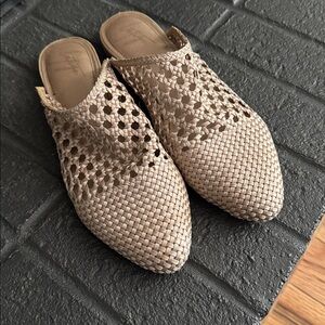 ANTHROPOLOGIE LATIGO WOVEN CHAMPAGNE MULE SLIDES SIZE 10